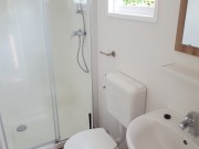 Stacaravan XL badkamer Vakantiepark De Kuilart.jpg